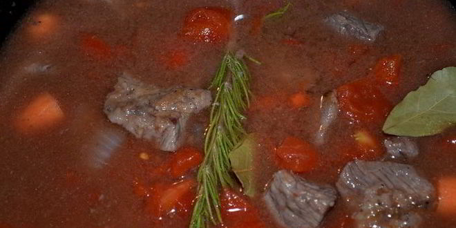 Рецепт говяжьего рагу с грибами и розмарином