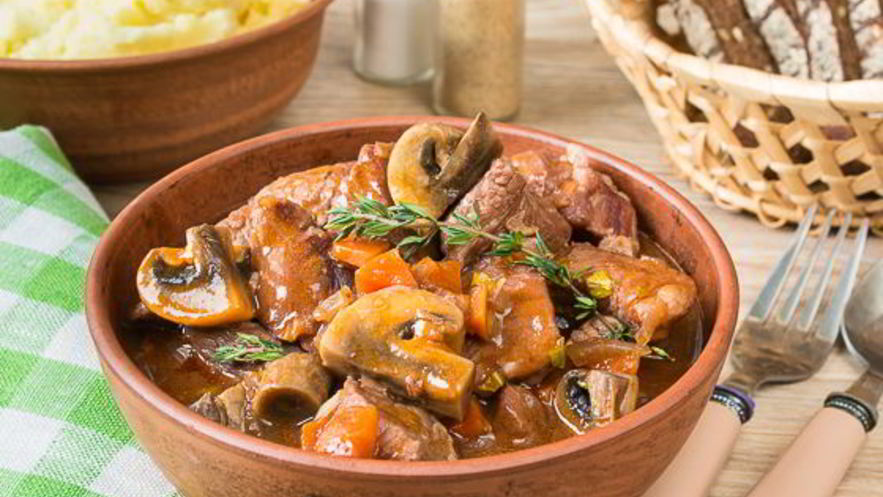 Рецепт густого рагу из свинины на красном вине