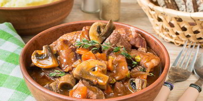 Рецепт густого рагу из свинины на красном вине