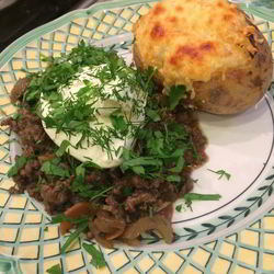 Рецепт Картофеля, запеченного в фольге с мясным рагу