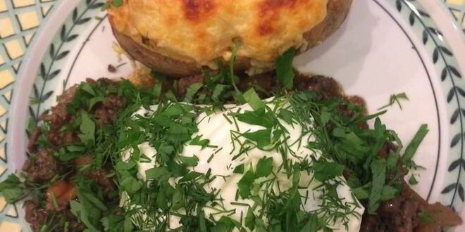 Рецепт картофеля, запеченного в фольге с мясным рагу