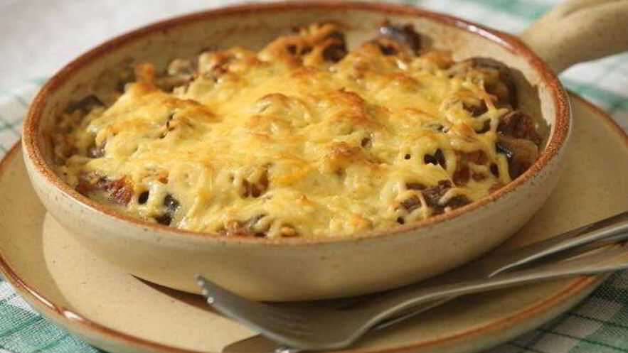 Рецепт рагу из баклажанов с говядиной под сырной корочкой