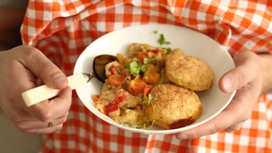Рецепт рагу из курицы с овощами и сырными булочками