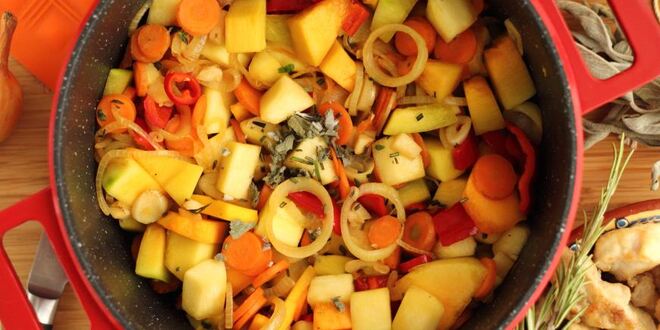 Рецепт рагу из курицы с овощами и сырными булочками