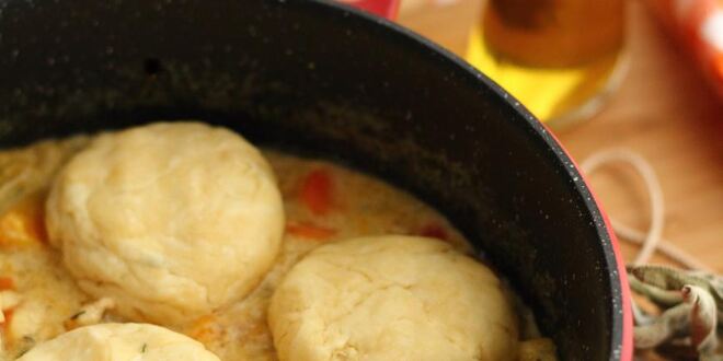 Рецепт рагу из курицы с овощами и сырными булочками