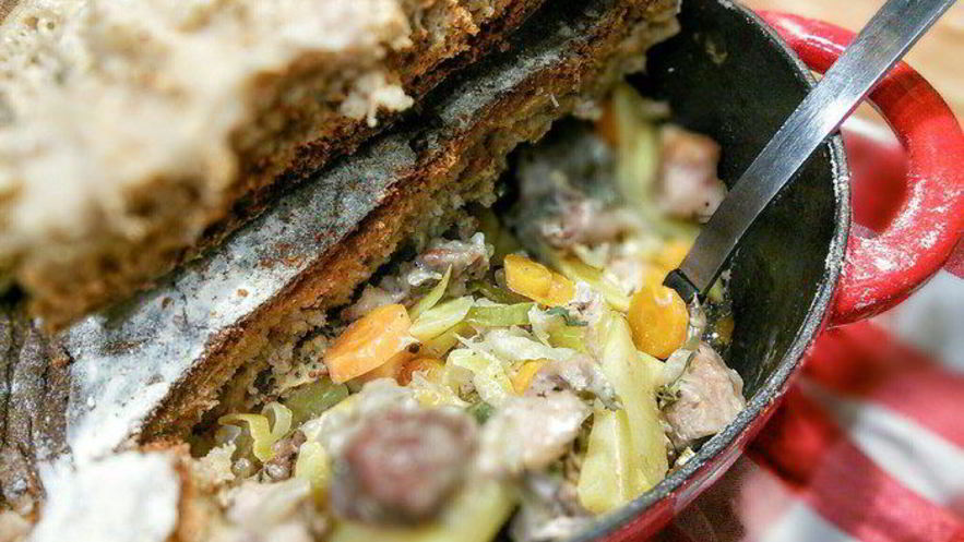 Рецепт слоеного рагу из мяса и овощей под хлебной корочкой