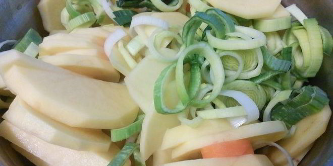 Рецепт слоеного рагу из мяса и овощей под хлебной корочкой