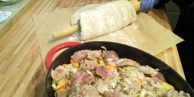 Рецепт слоеного рагу из мяса и овощей под хлебной корочкой