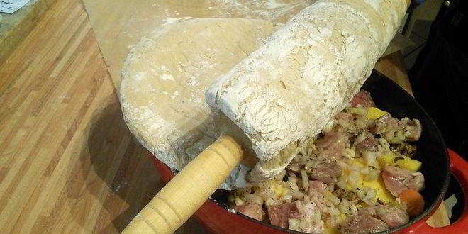 Рецепт слоеного рагу из мяса и овощей под хлебной корочкой