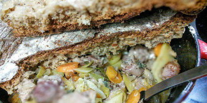 Рецепт слоеного рагу из мяса и овощей под хлебной корочкой