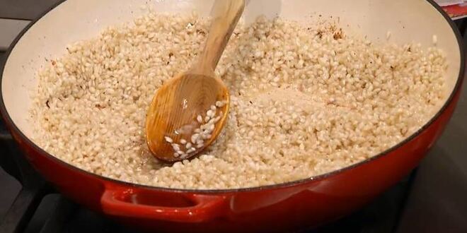 Рецепт ризотто с перепелиными яйцами и копченым салом