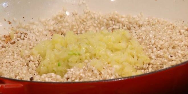 Рецепт ризотто с перепелиными яйцами и копченым салом