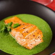 Рецепт Лосося на гриле с острым огуречно-хреновым соусом