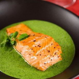 Рецепт Лосося на гриле с острым огуречно-хреновым соусом