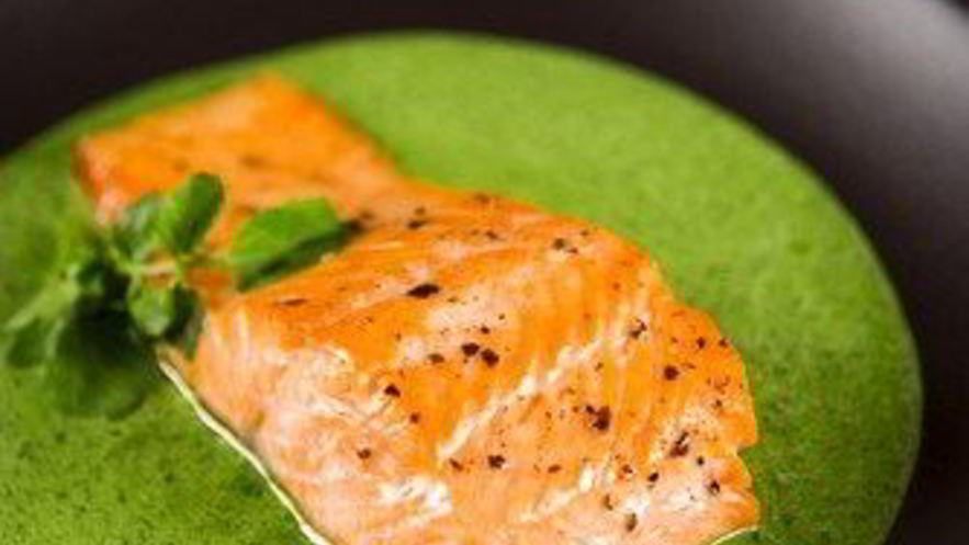 Рецепт лосося на гриле с острым огуречно-хреновым соусом