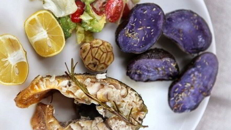 Рецепт осетра, запеченного в духовке целиком