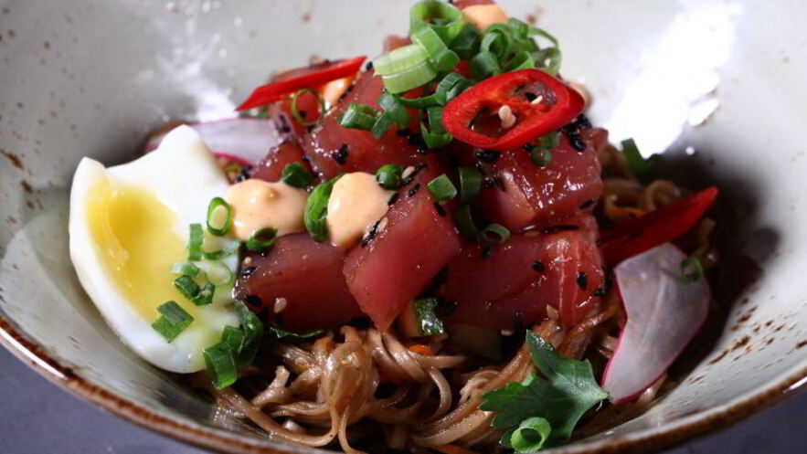 Рецепт острого тунца с горячей гречневой лапшой