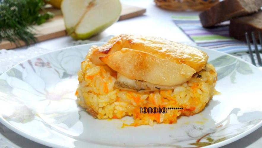 Рецепт тилапии с винными грушами на рисовой подушке