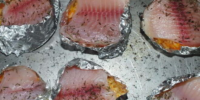 Рецепт тилапии с винными грушами на рисовой подушке