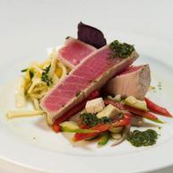 Рецепт Тунца с лапшой из цукини и салатом из овощей