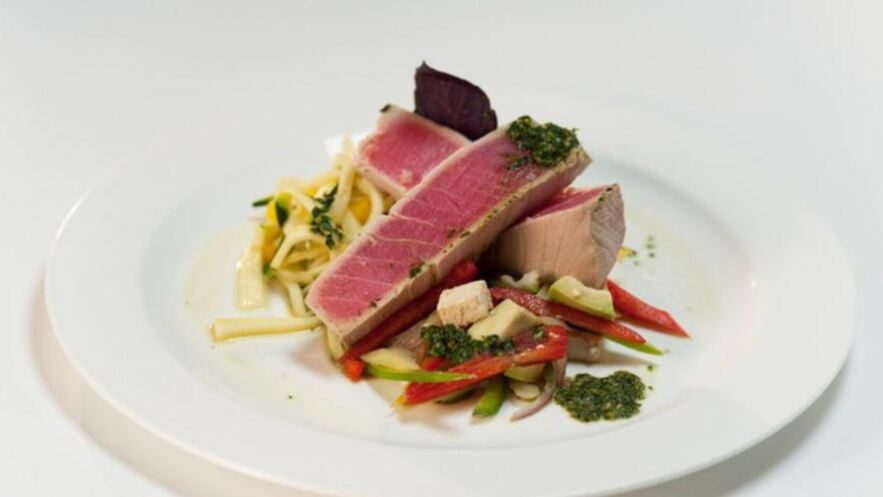 Рецепт тунца с лапшой из цукини и салатом из овощей