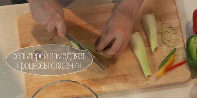 Рецепт тунца с лапшой из цукини и салатом из овощей