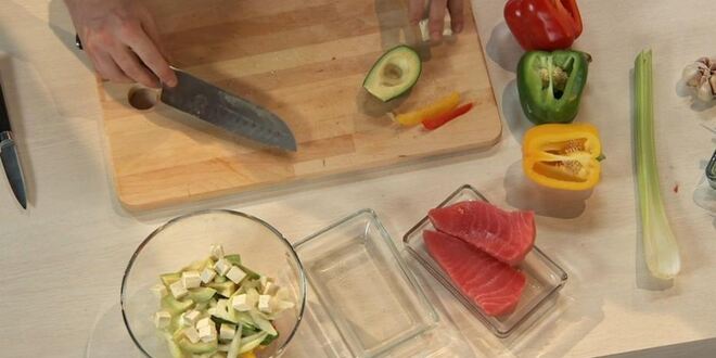 Рецепт тунца с лапшой из цукини и салатом из овощей