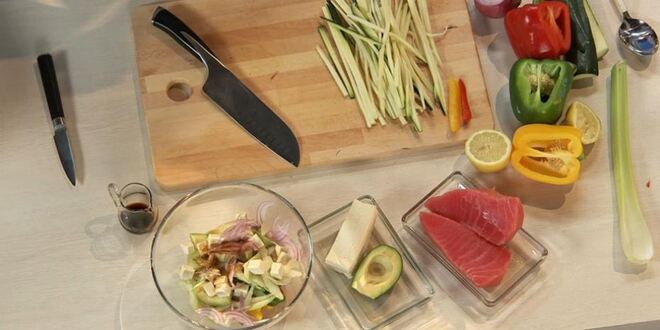 Рецепт тунца с лапшой из цукини и салатом из овощей