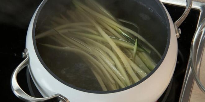 Рецепт тунца с лапшой из цукини и салатом из овощей