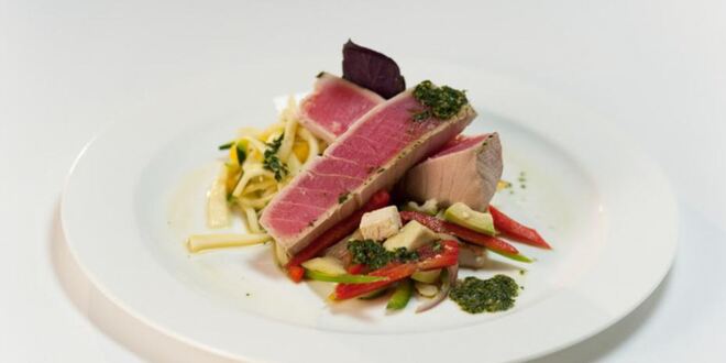 Рецепт тунца с лапшой из цукини и салатом из овощей