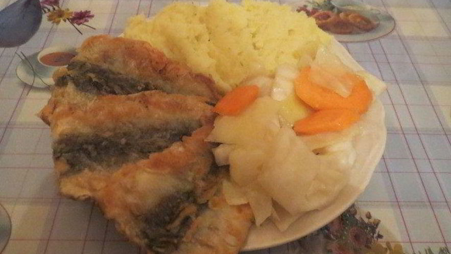 Рецепт жареного филе салаки