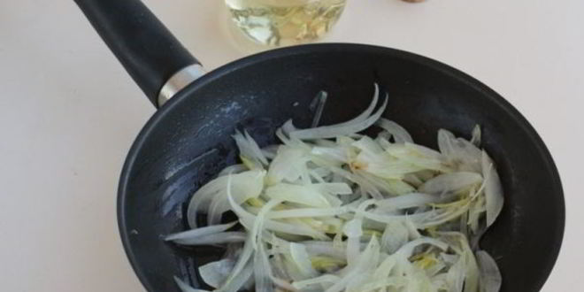 Рецепт жареных кальмаров с луком и морковью