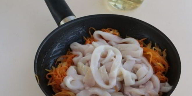 Рецепт жареных кальмаров с луком и морковью