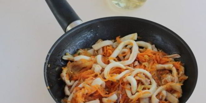 Рецепт жареных кальмаров с луком и морковью