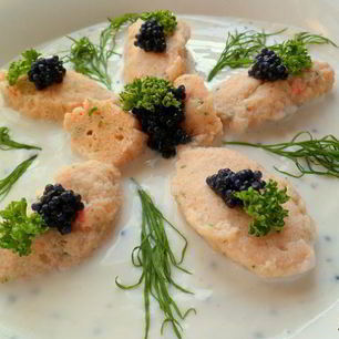 Рецепт Рыбных клецек в йогуртовом соусе с икрой