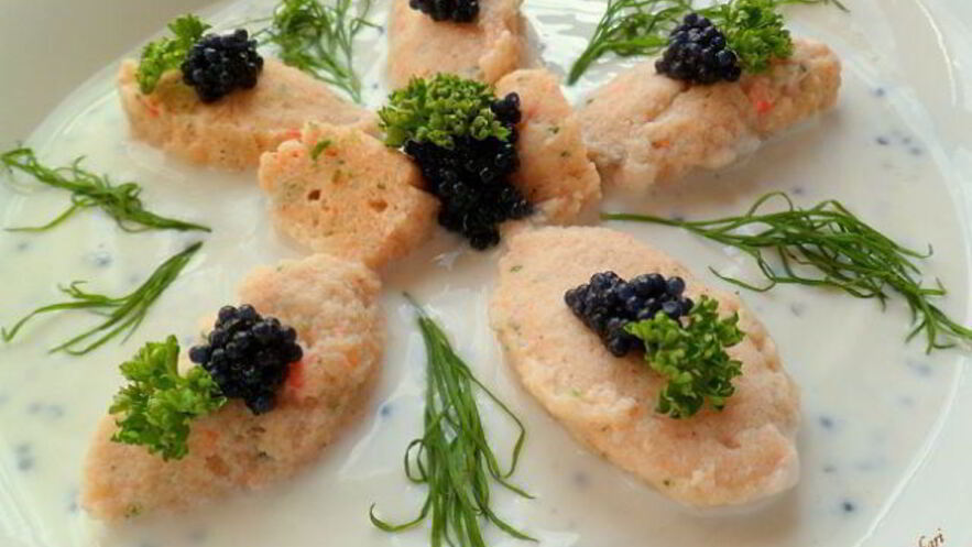 Рецепт рыбных клецек в йогуртовом соусе с икрой