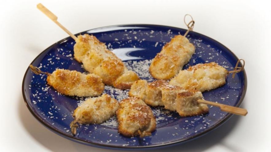 Рецепт фруктовых шашлычков в кокосовом бисквите