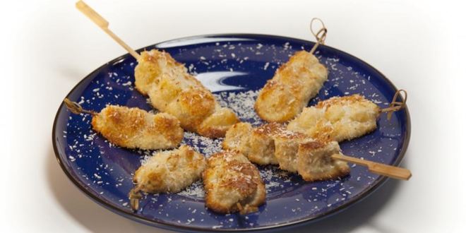 Рецепт фруктовых шашлычков в кокосовом бисквите