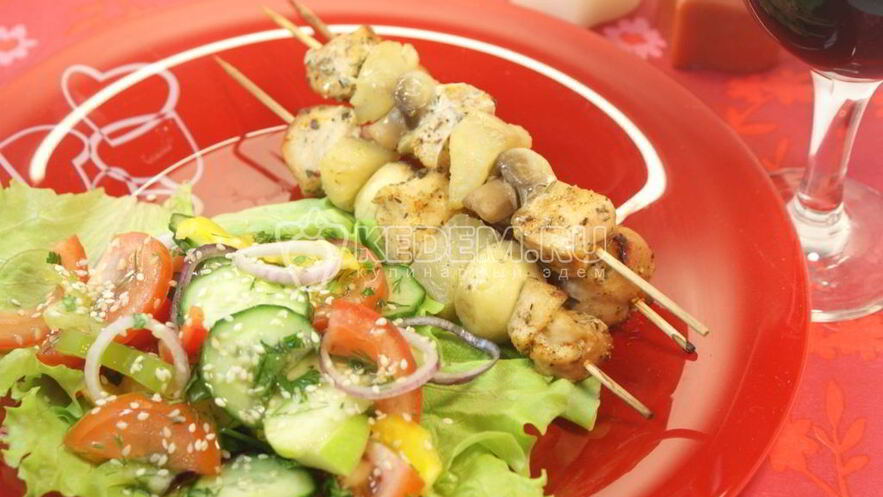 Рецепт куриного шашлыка с острым салатом