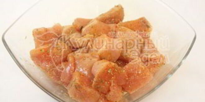 Рецепт куриного шашлыка с острым салатом