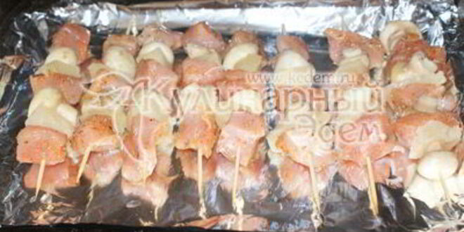 Рецепт куриного шашлыка с острым салатом