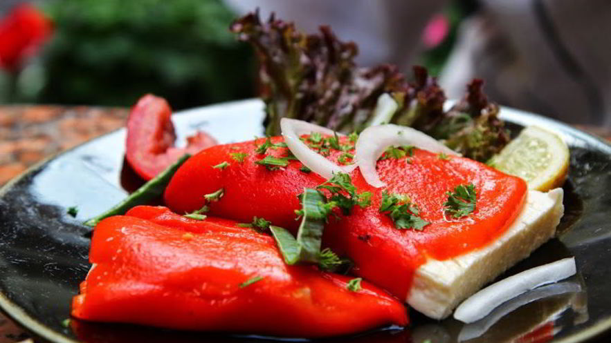 Рецепт вегетарианского шницеля из печеного перца с брынзой