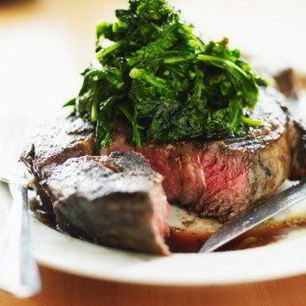 Рецепт Говяжьего стейка и сливочный шпинат с голубым сыром