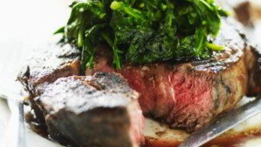 Рецепт говяжьего стейка и сливочный шпинат с голубым сыром