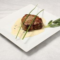 Рецепт Говяжьих стейков с соусом из голубого сыра и маслин