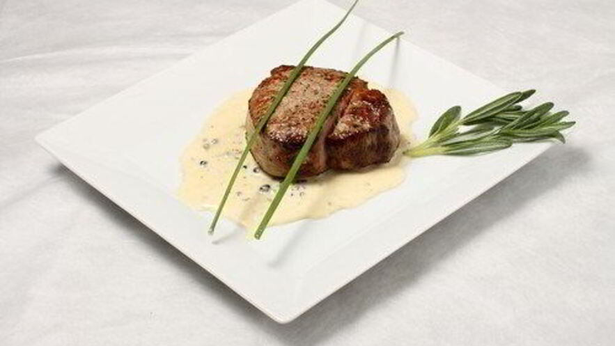 Рецепт говяжьих стейков с соусом из голубого сыра и маслин