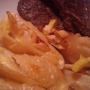 Рецепт Конкильонь под сыром и стейк