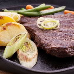 Рецепт Маринованных говяжьих стейков с жареным зеленым луком