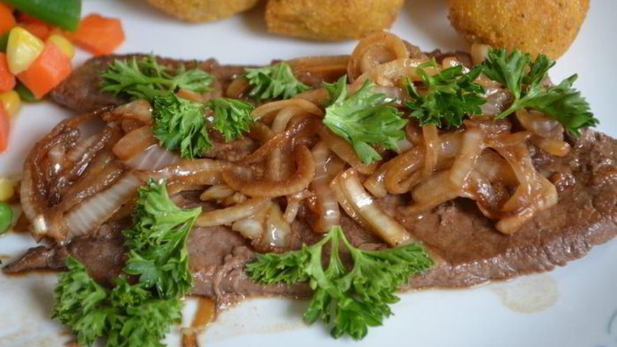 Рецепт маринованных стейков с луком