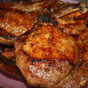 Рецепт Сочных острых стейков рибай на мангале на решетке